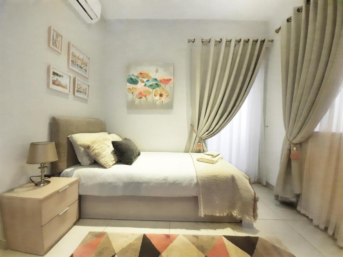 Cozy - Great Bus Connections - Free Parking Homestay *